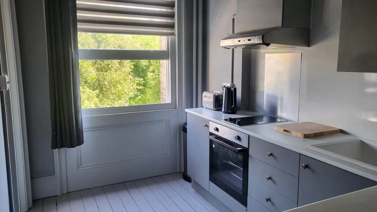 아파트 16 Big Comfy Studio - Great Location - Free Onsite Parking - Comfy Bed 브라이턴