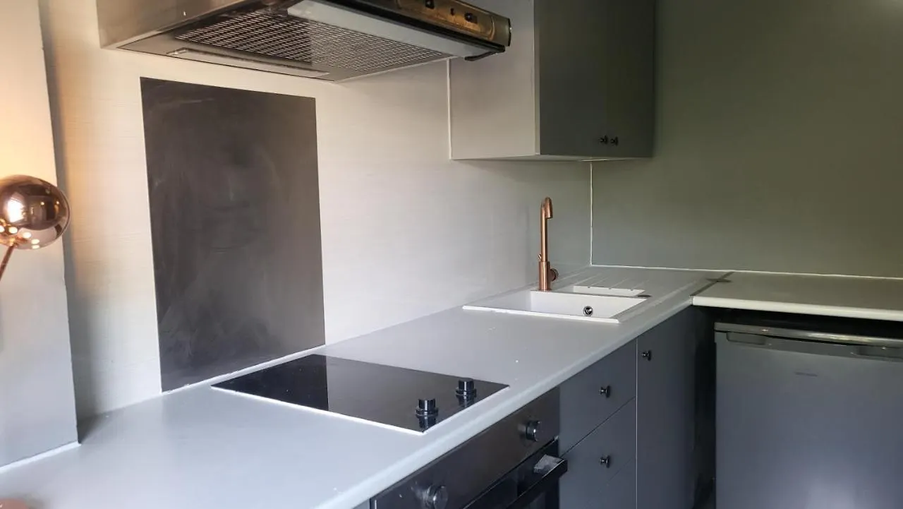 16 Big Comfy Studio - Great Location - Free Onsite Parking - Comfy Bed 브라이턴 0*,  영국